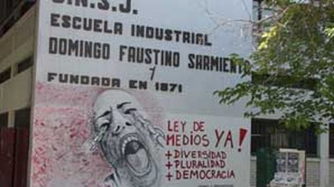 Agrupación política pintó el frente de la Industrial y se abrió el debate