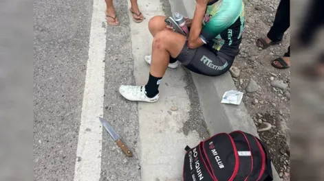 La víctima con el cuchillo a metros de ella.-