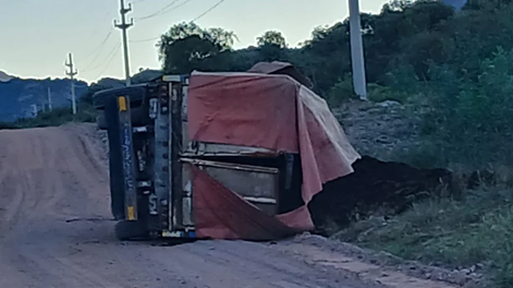 Los ocupantes del camión no sufrieron heridas.