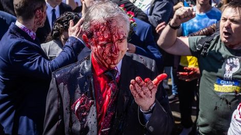 El embajador ruso en Polonia fue atacado con pintura roja