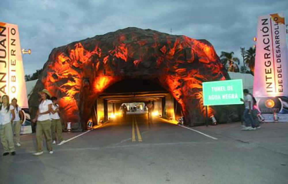 Multitud, canto y minería