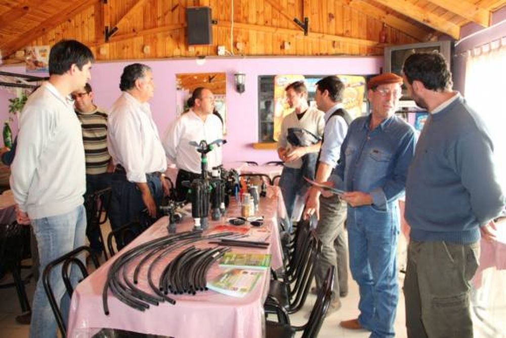 Capacitan a productores sobre el riego por goteo