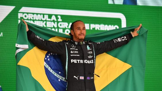 Hamilton ganó en Brasil y no se resigna a luchar por el título