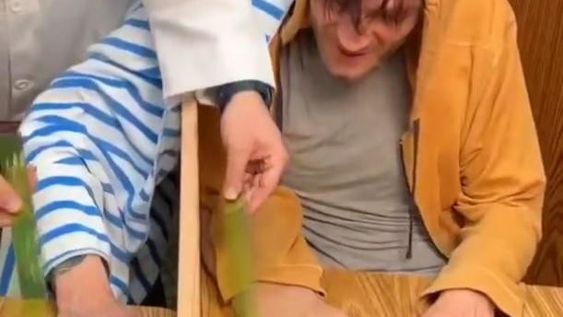 El sorprendente video que demuestra que te puede doler una mano de goma