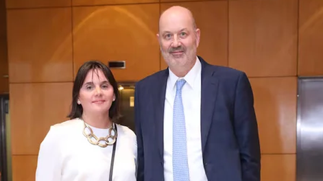 Federico Sturzenegger, Ministro de Desregulación y Transformación del Estado de la Nación Argentina y su esposa, Josefina Rouillet, directora ejecutiva de la AACI (FOTO NA)