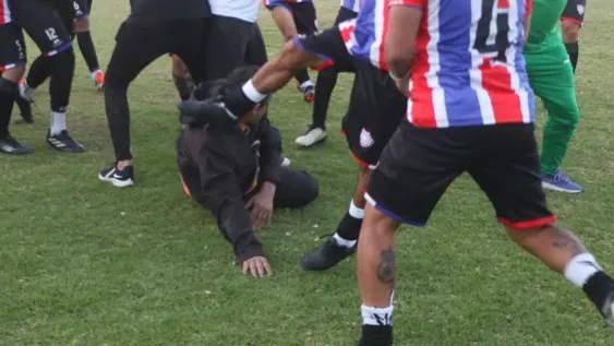 PAPELÓN. Peñarol estalló con incidentes con la seguridad de Desamparados.