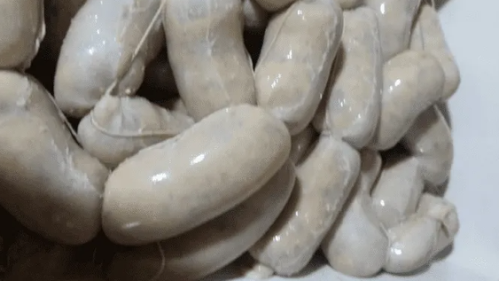 Chorilenta: comedores ofrecen chorizos rellenos con polenta a vecinos