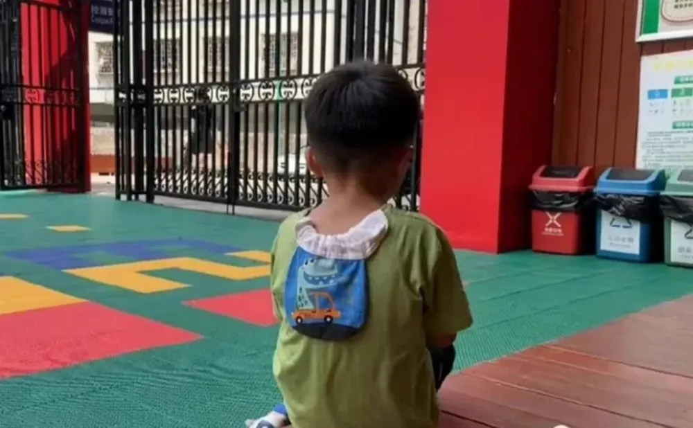 Abandonó a su hijo de 5 años en la guardería al descubrir que no era su padre biológico