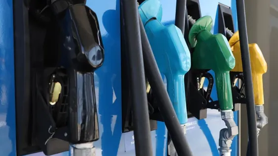 El Gobierno planea una fuerte suba de un impuesto clave para fijar el precio de la nafta