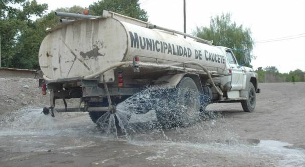 No riegan más con agua que podría contaminar, pero la vierten al río