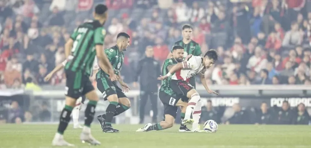 Marca. Watson intenta frenar a Subiabre. River quería imponer condiciones pero San Martín lo tenía controlado. Pero en tres minutos, todo se esfumó para el Verdinegro.