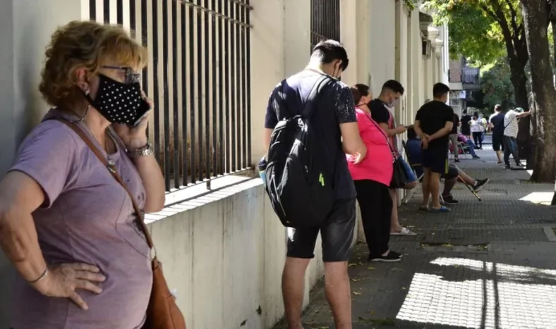Reportaron 65 muertos y 69.884 nuevos contagios de coronavirus en la Argentina