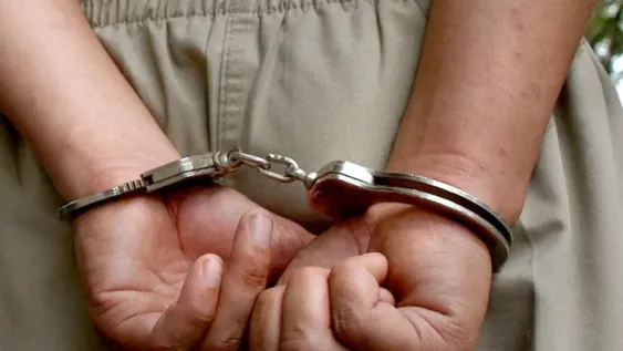 Rompió la puerta de la casa de su pareja, le dañó el auto y la golpeó: quedó detenido