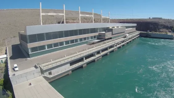 Licitación. La central hidroeléctrica El Chocón es una de las 4 a privatizar.