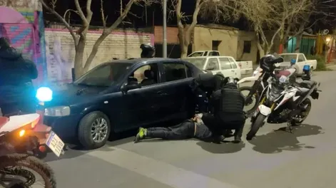 Lo detuvieron por realizar maniobras peligrosas en su auto y descubrieron que portaba un arma