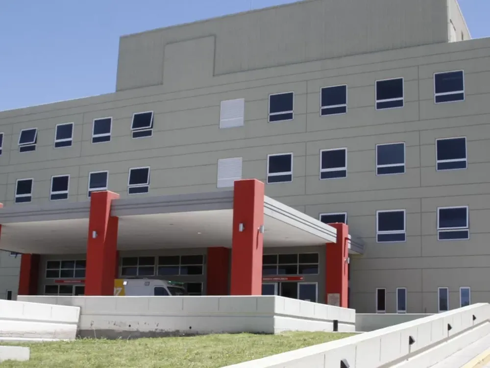 Un hombre de 68 años se cayó del techo y tuvo que ser hospitalizado