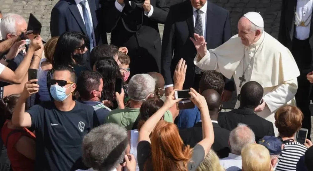 Francisco volvió a las audiencias generales: sin tapaboca y ante 500 fieles amontonados