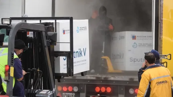 Llegaron al país otras 370 mil vacunas Sputnik V y a San Juan vendrán 5.400