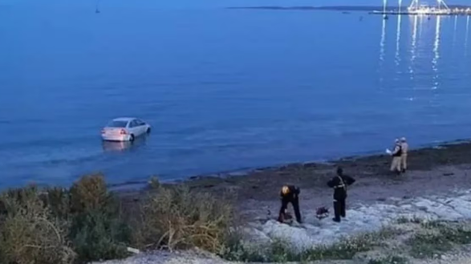Insólito: dejó su auto estacionado y por un error terminó en el mar