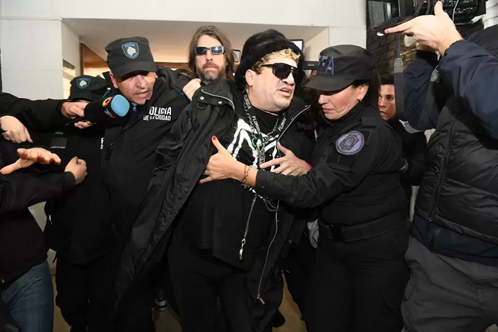 Pity Álvarez permanece bajo tratamiento mientras el juicio en su contra se encuentra momentáneamente suspendido.