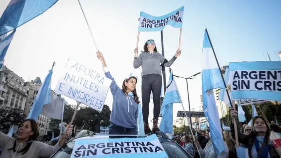 Otro fuerte reclamo popular contra el Gobierno copó la Plaza y el Obelisco