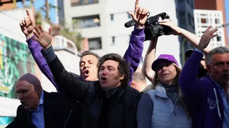 Javier Milei y la comitiva presidencial debieron ser evacuados de urgencia durante la caravana en Lomas de Zamora.