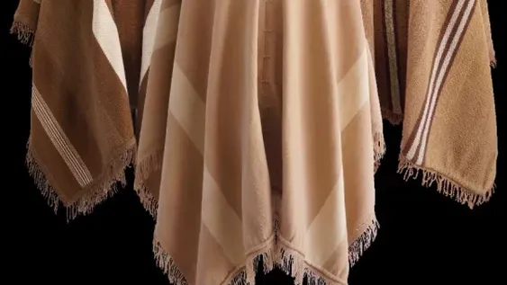 Las participantes del concurso debieron tejer un poncho con las características del poncho sanjuanino.