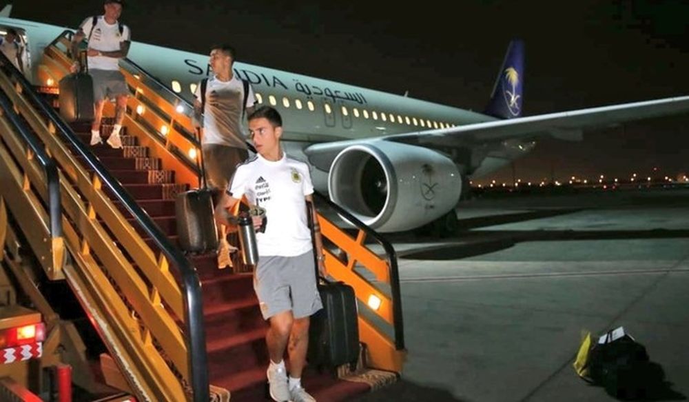 Argentina llegó a Jeddah y Scaloni confirmó a 10 de los 11 que enfrentarán a Brasil
