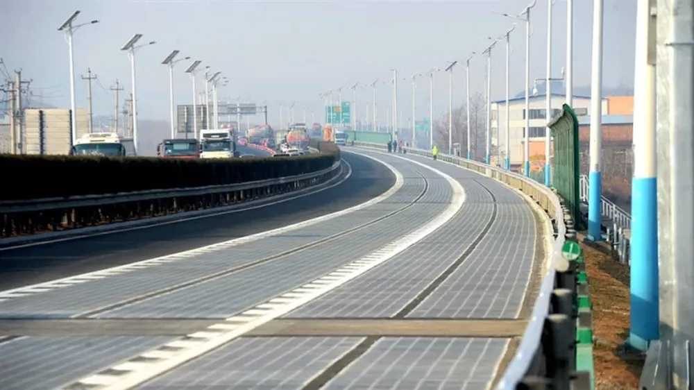 China tendrá una autopista solar con carga automática de autos eléctricos