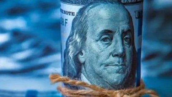 El dólar blue operó estable este martes y cerró a $159