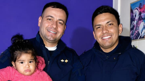Los dos policías que le salvaron la vida a la bebé de un año.&nbsp;