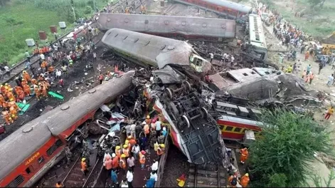 Ya son más de 280 los fallecidos y casi 900 los heridos por el choque de trenes en India