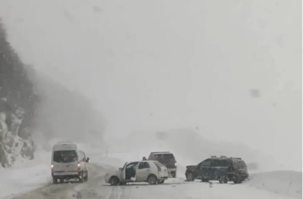 CHOQUE EN LA RUTA  N°3. Peligro por la acumulación de nieve sobre el asfalto.
