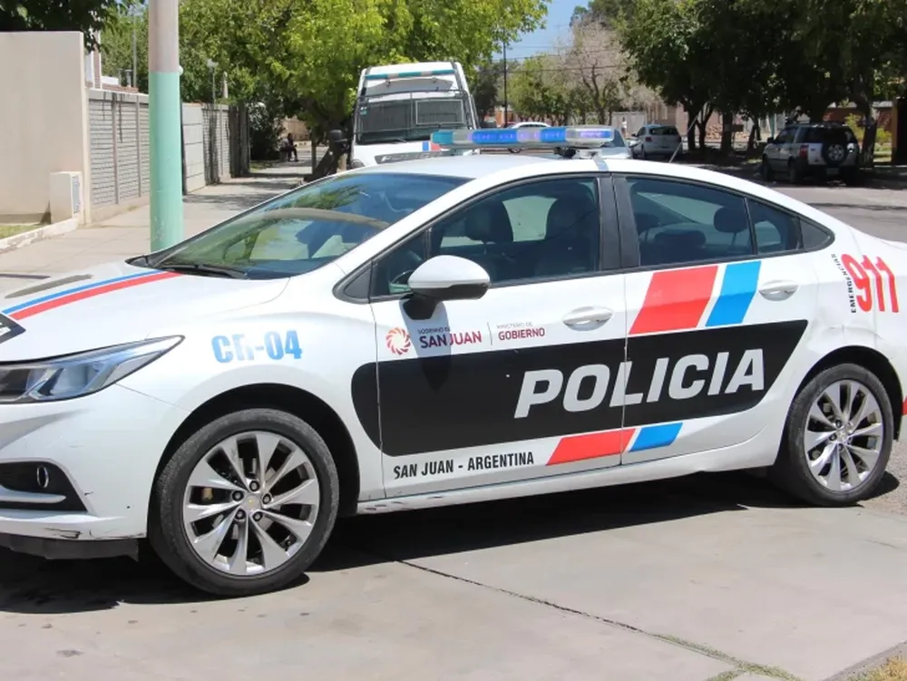 Le atravesaron la mano y le quebraron un dedo de un balazo a un penitenciario en un robo