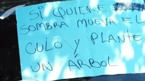 Dejó su auto mal estacionado para tener sombra y le pusieron un llamativo cartel