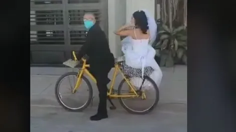 Incondicional: un papá llevó en bicicleta a su hija hasta el altar