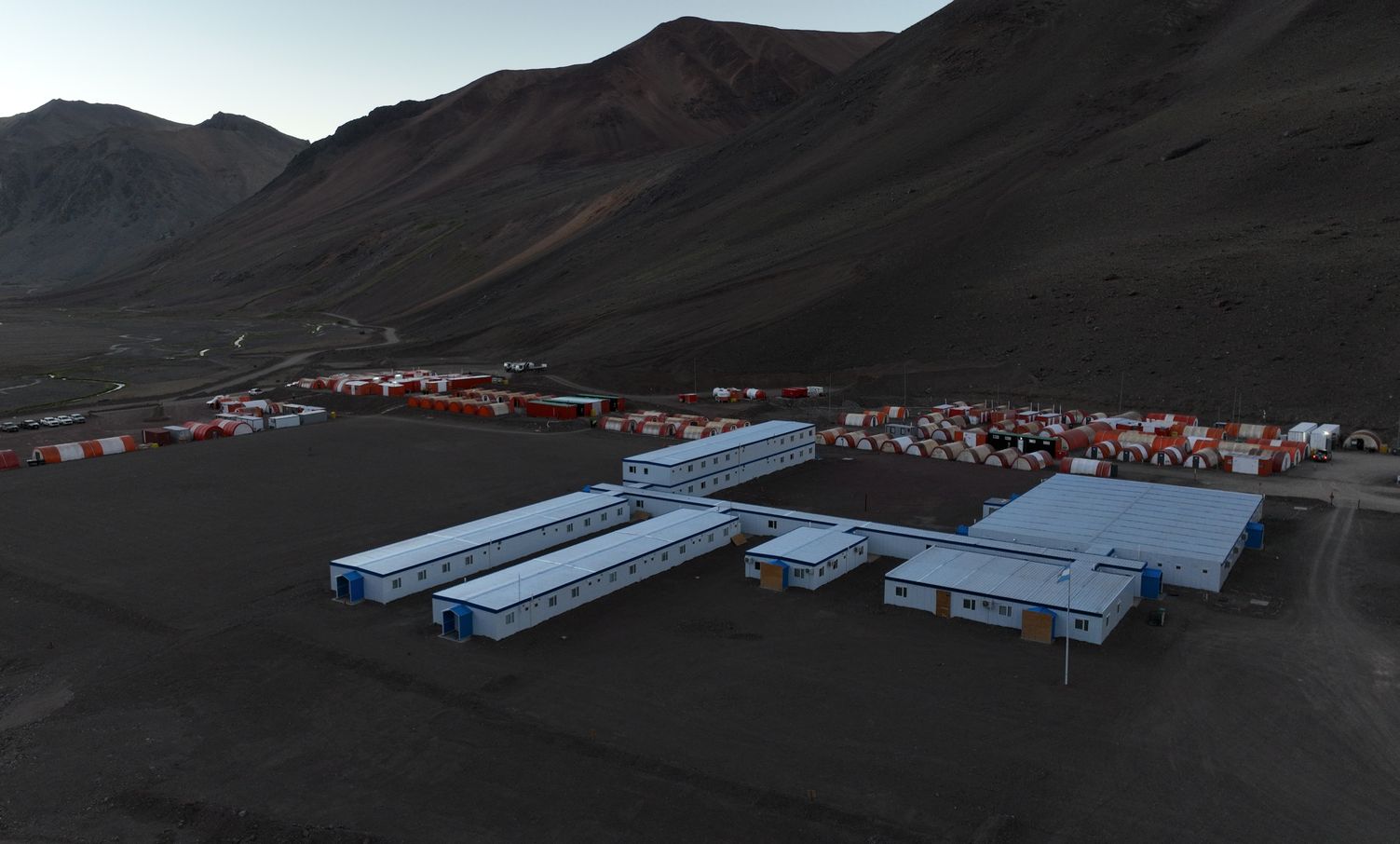 Los Azules es uno de los proyectos de cobre más avanzados de San Juan. Cuenta con RIGI aprobado, así como su DIA y presentó su factibilidad. Se encuentra buscando financiamiento para la puesta en marcha de la construcción.&nbsp;