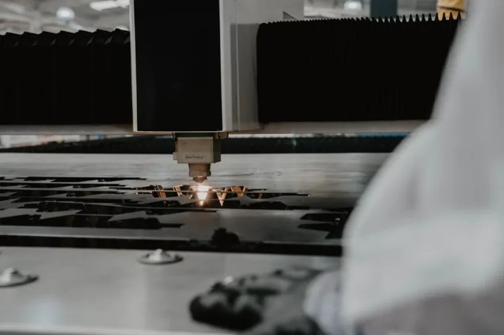 SG Desarrollos Especiales incorporó una mesa de corte láser, única en San Juan