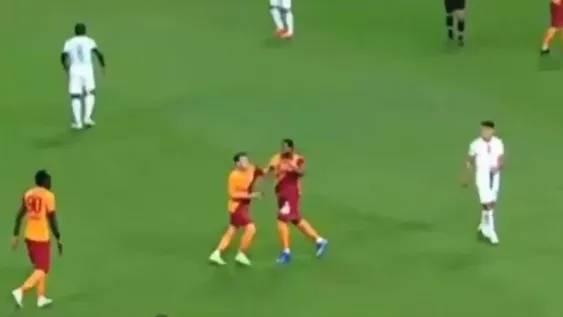 Insólito: un jugador del Galatasaray fue expulsado por golpear a un compañero