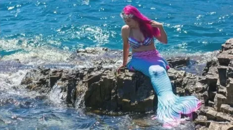 La historia de una docente que sueña con trabajar como sirena