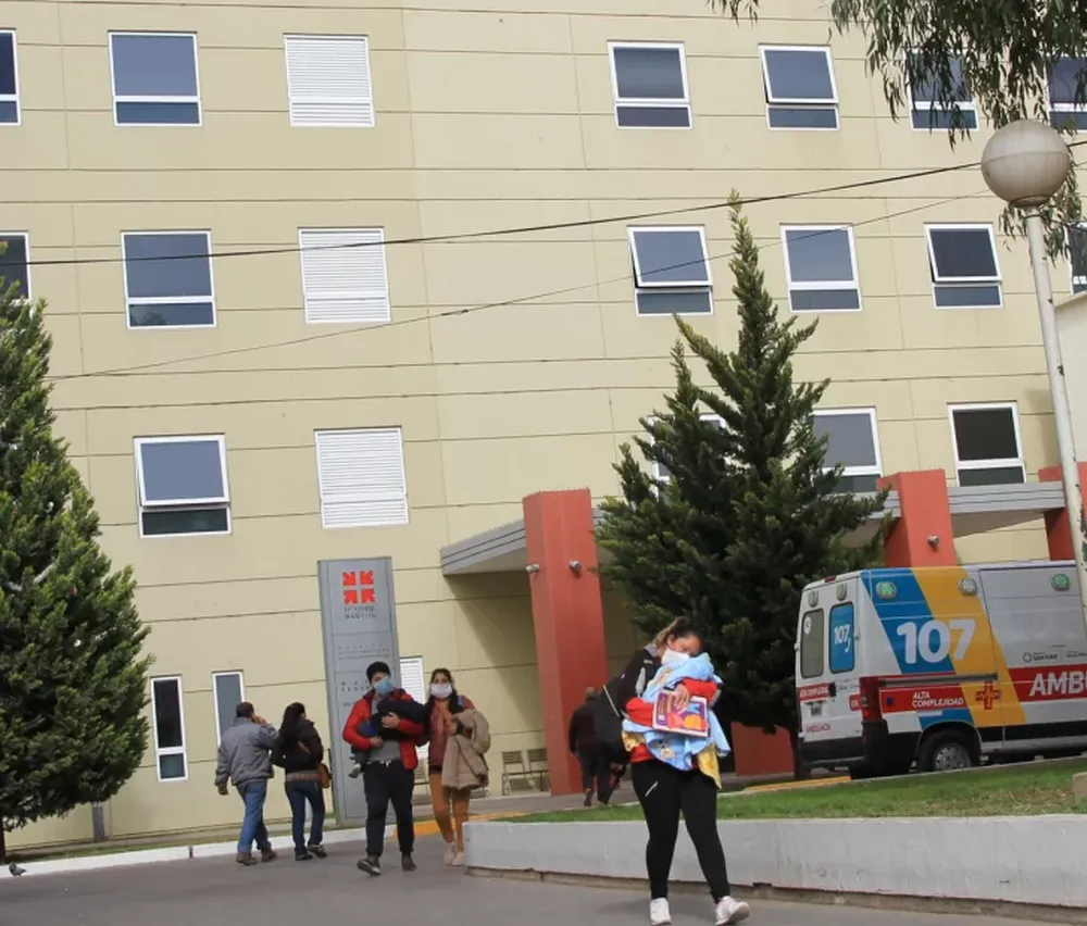 Un bebé cayó a una piscina y, con trabajos de reanimación, lograron salvarlo