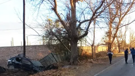 Tragedia: murieron dos hombres tras chocar contra un poste de telefonía