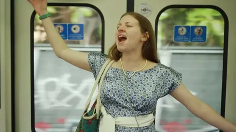 Ganó una beca en Los Ángeles y canta ópera en el tren para juntar U$S50.000 y viajar