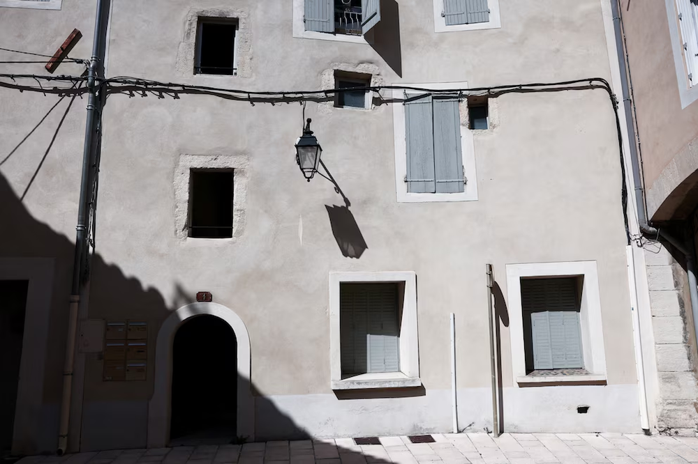 Entrada del departamento en Orange, Francia, donde la polic&iacute;a hall&oacute; los restos de cinco reci&eacute;n nacidos guardados en cajas de cart&oacute;n, tras el parto de un beb&eacute; sano el 27 de julio (28 de julio de 2026, Thibaud Moritz/AFP).