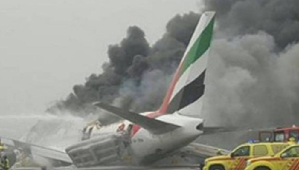 Pánico en Dubai: un avión aterrizó de emergencia y se prendió fuego