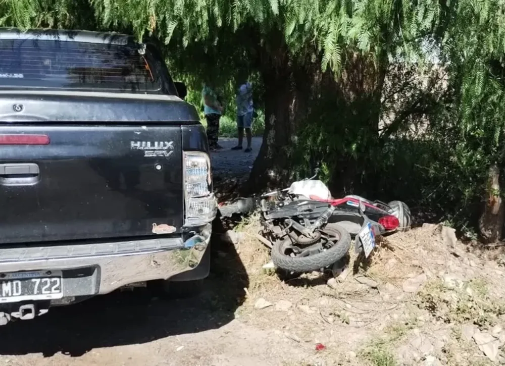 Perdió el control de su moto, chocó contra una camioneta estacionada y terminó hospitalizado