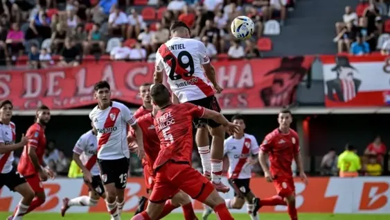 Con un cabezazo de Montiel, River venció a Barracas Central por 1-0 en un encuentro polémico