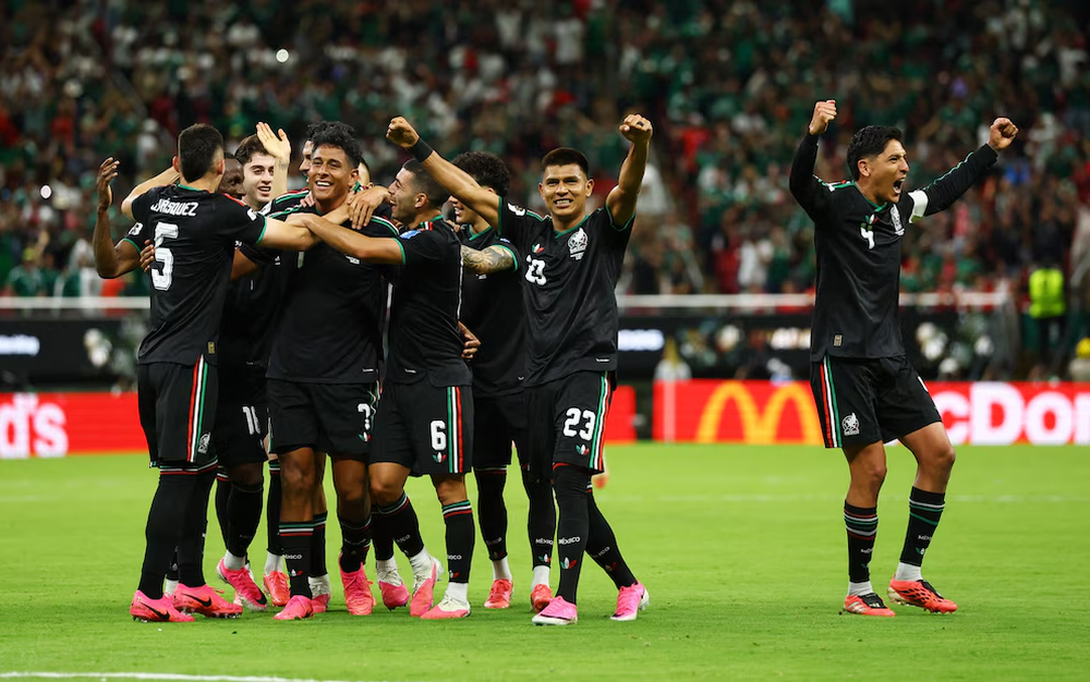El festejo de México por el 1-0 ante Sudáfrica (Crédito: Reuters/Daniel Becerril),