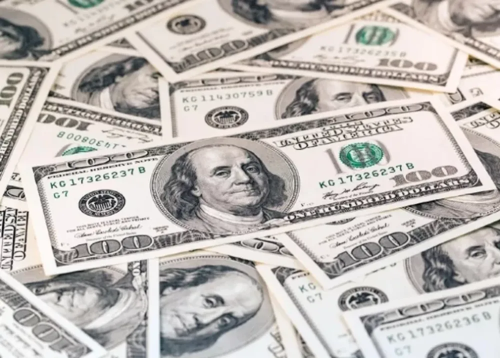 El dólar blue registró su segunda caída consecutiva y cerró en $130