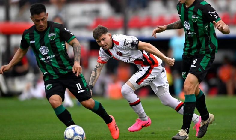 Caída. Acosta y Marchio le cierran el paso a Bravo. En Paraná, San Martín dio ventajas y le costó una inesperada goleada.